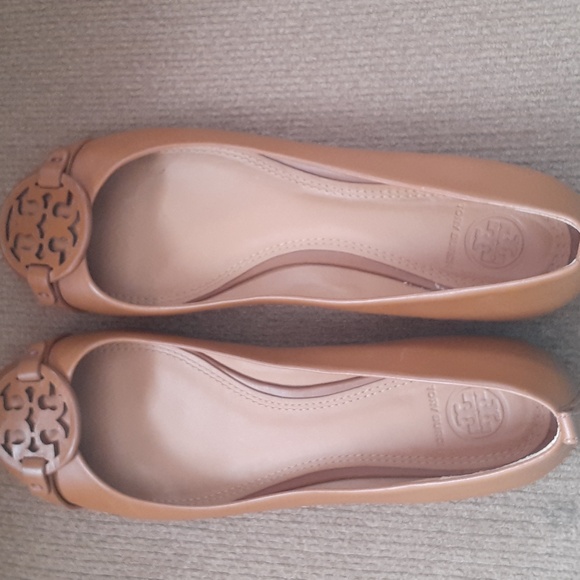 Tory Burch Tan Flats with Logo Detail - Picture 1 of 4